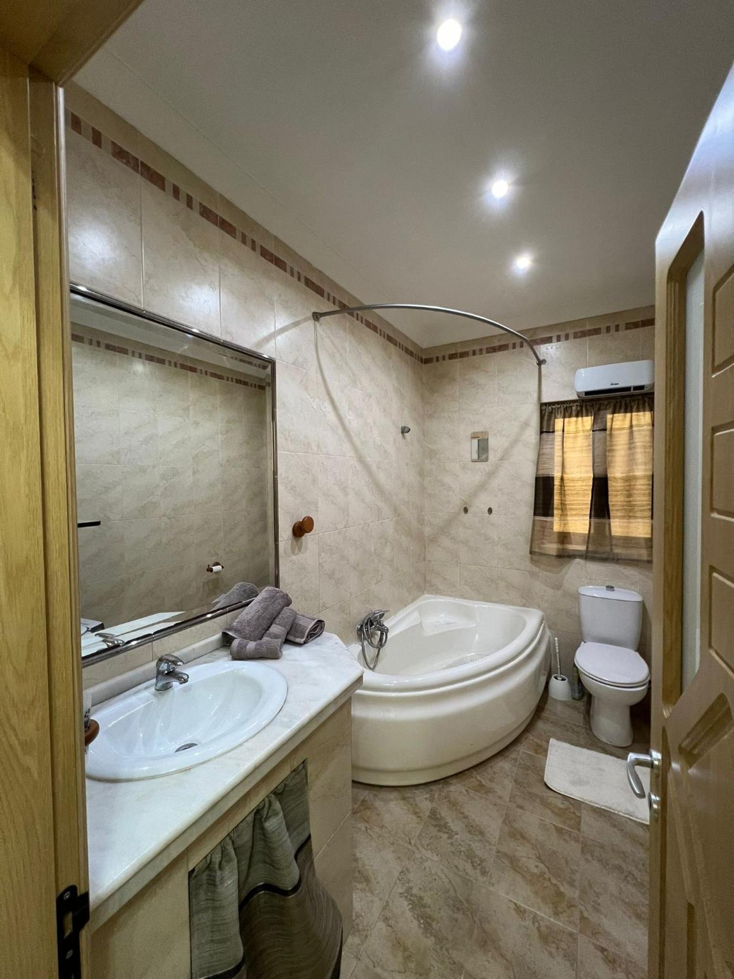 Serene Haven With Three Spacious Bedrooms Lägenhet
